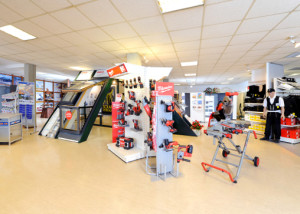 Foto in einen Ausstellungsraum, in dem Dachdeckermaterial steht