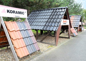 Foto mehrerer Ausstellungsstücke im Freien mit Ziegeln in unterschiedliche Farben